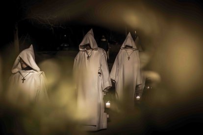 Un recorrido solemne acompañado del canto del miserere