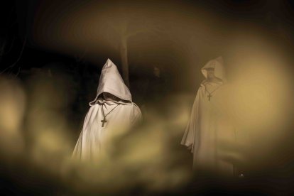 Un recorrido solemne acompañado del canto del miserere