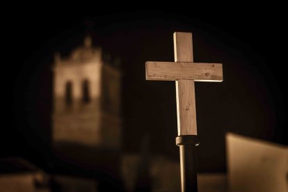 Un recorrido solemne acompañado del canto del miserere