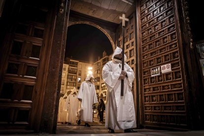 Un recorrido solemne acompañado del canto del miserere
