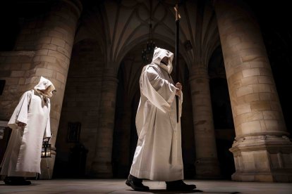 Un recorrido solemne acompañado del canto del miserere