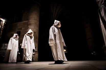 Un recorrido solemne acompañado del canto del miserere