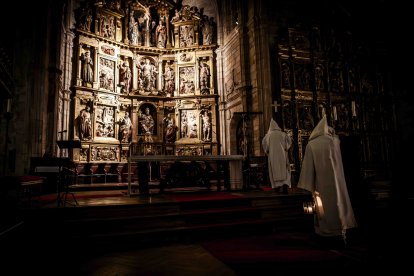 Un recorrido solemne acompañado del canto del miserere