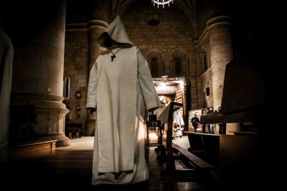 Un recorrido solemne acompañado del canto del miserere