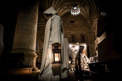 Un recorrido solemne acompañado del canto del miserere