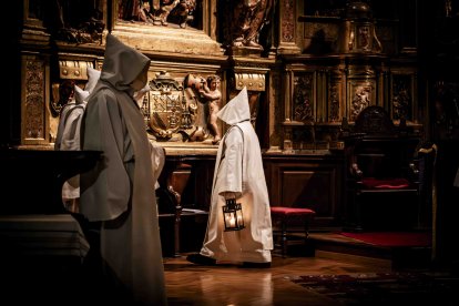 Un recorrido solemne acompañado del canto del miserere