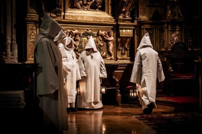 Un recorrido solemne acompañado del canto del miserere