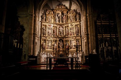 Un recorrido solemne acompañado del canto del miserere