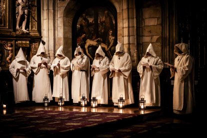 Un recorrido solemne acompañado del canto del miserere