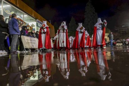 Las Cofradías pudieron realizar su recorrido pese a las inclemencias del tiempo