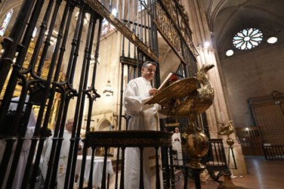 Momento de la Misa Crismal este Miércoles Santo en la Seo burgense.