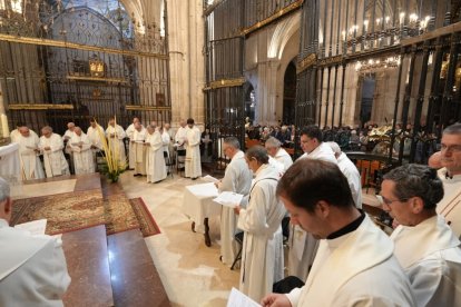 Momento de la Misa Crismal este Miércoles Santo en la Seo burgense.
