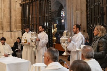 Momento de la Misa Crismal este Miércoles Santo en la Seo burgense.