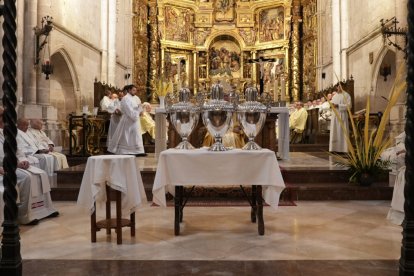 Momento de la Misa Crismal este Miércoles Santo en la Seo burgense.