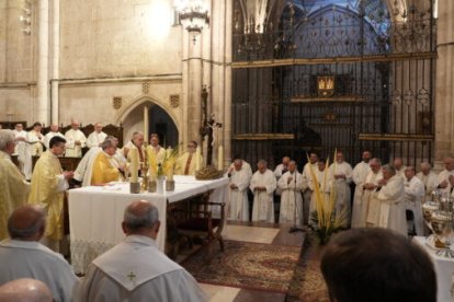 Momento de la Misa Crismal este Miércoles Santo en la Seo burgense.