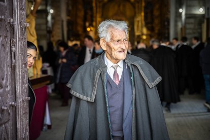 Procesión de la Cofradía de la Vera Cruz en la mañana del Viernes Santo.