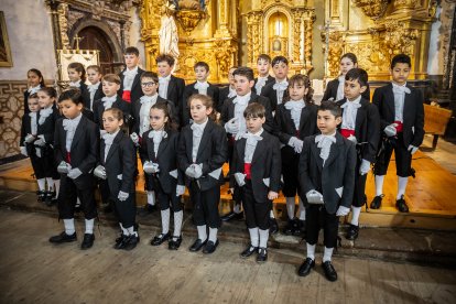 Procesión de la Cofradía de la Vera Cruz en la mañana del Viernes Santo.