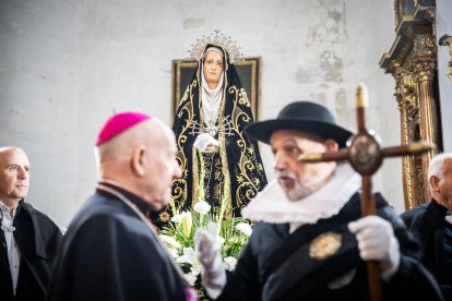 Procesión de la Cofradía de la Vera Cruz en la mañana del Viernes Santo.