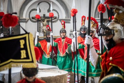 Procesión de la Cofradía de la Vera Cruz en la mañana del Viernes Santo.