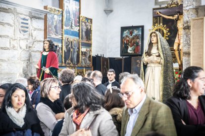 Procesión de la Cofradía de la Vera Cruz en la mañana del Viernes Santo.