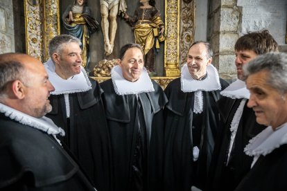 Procesión de la Cofradía de la Vera Cruz en la mañana del Viernes Santo.