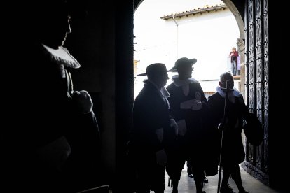Procesión de la Cofradía de la Vera Cruz en la mañana del Viernes Santo.