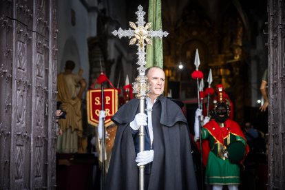 Procesión de la Cofradía de la Vera Cruz en la mañana del Viernes Santo.