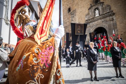 Procesión de la Cofradía de la Vera Cruz en la mañana del Viernes Santo.