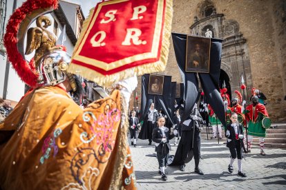 Procesión de la Cofradía de la Vera Cruz en la mañana del Viernes Santo.