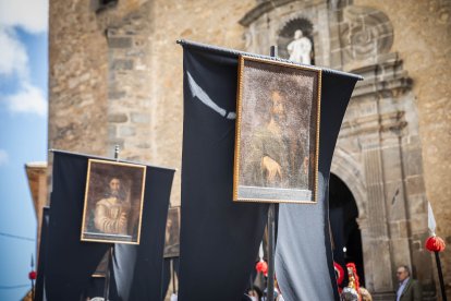 Procesión de la Cofradía de la Vera Cruz en la mañana del Viernes Santo.