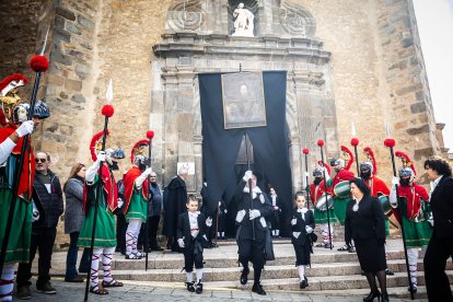 Procesión de la Cofradía de la Vera Cruz en la mañana del Viernes Santo.