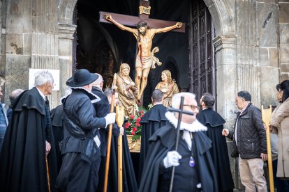 Procesión de la Cofradía de la Vera Cruz en la mañana del Viernes Santo.