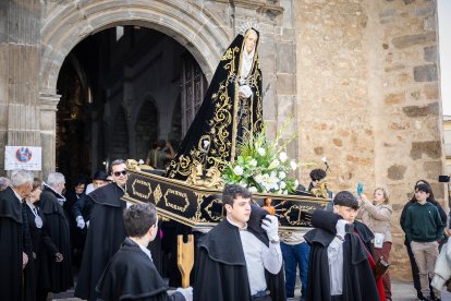 Procesión de la Cofradía de la Vera Cruz en la mañana del Viernes Santo.