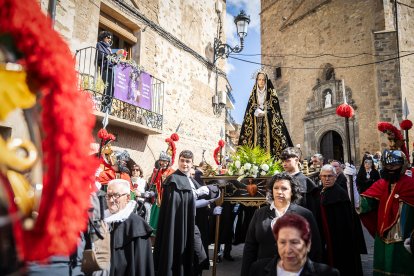 Procesión de la Cofradía de la Vera Cruz en la mañana del Viernes Santo.