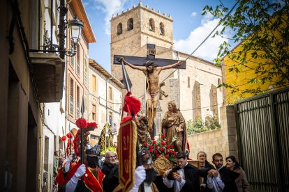 Procesión de la Cofradía de la Vera Cruz en la mañana del Viernes Santo.