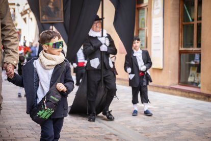 Procesión de la Cofradía de la Vera Cruz en la mañana del Viernes Santo.