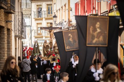 Procesión de la Cofradía de la Vera Cruz en la mañana del Viernes Santo.