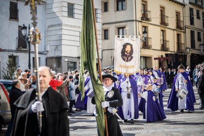 Procesión de la Cofradía de la Vera Cruz en la mañana del Viernes Santo.