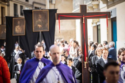 Procesión de la Cofradía de la Vera Cruz en la mañana del Viernes Santo.