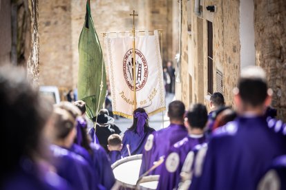 Procesión de la Cofradía de la Vera Cruz en la mañana del Viernes Santo.