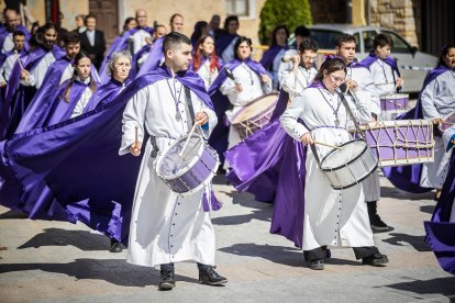 Procesión de la Cofradía de la Vera Cruz en la mañana del Viernes Santo.