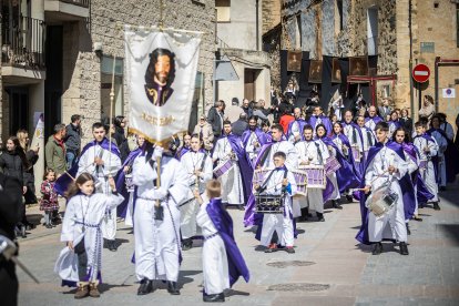 Procesión de la Cofradía de la Vera Cruz en la mañana del Viernes Santo.