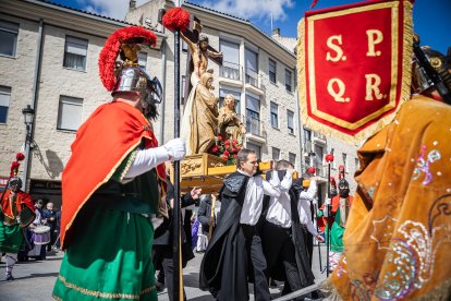 Procesión de la Cofradía de la Vera Cruz en la mañana del Viernes Santo.