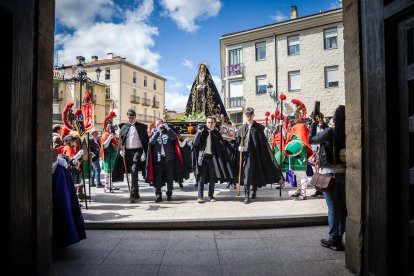 Procesión de la Cofradía de la Vera Cruz en la mañana del Viernes Santo.