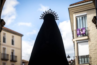 Procesión de la Cofradía de la Vera Cruz en la mañana del Viernes Santo.