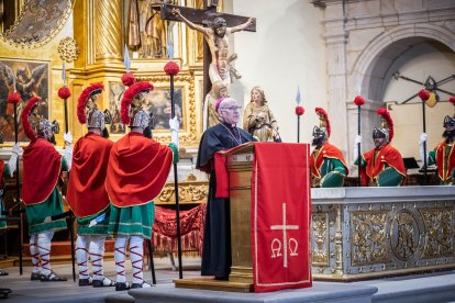 Procesión de la Cofradía de la Vera Cruz en la mañana del Viernes Santo.