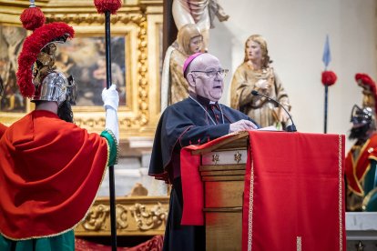 Procesión de la Cofradía de la Vera Cruz en la mañana del Viernes Santo.