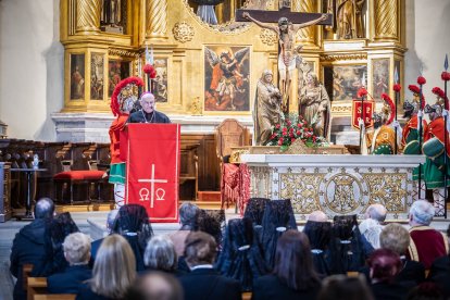 Procesión de la Cofradía de la Vera Cruz en la mañana del Viernes Santo.