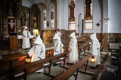 La silenciosa marcha de los cofrades preludio de la resurrección.