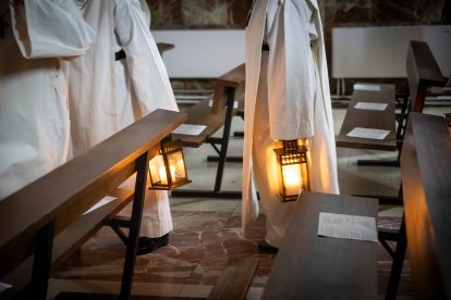 La silenciosa marcha de los cofrades preludio de la resurrección.